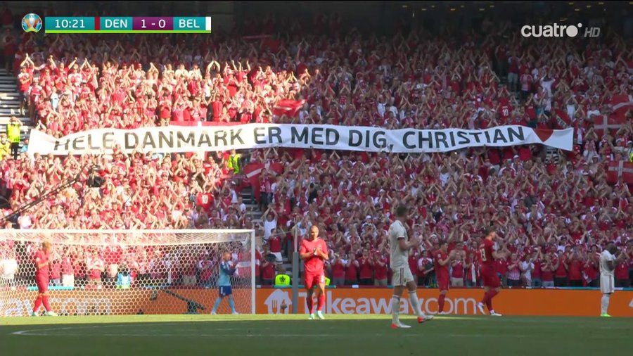 Das gesamte Stadion applaudiert für Christian Eriksen. 