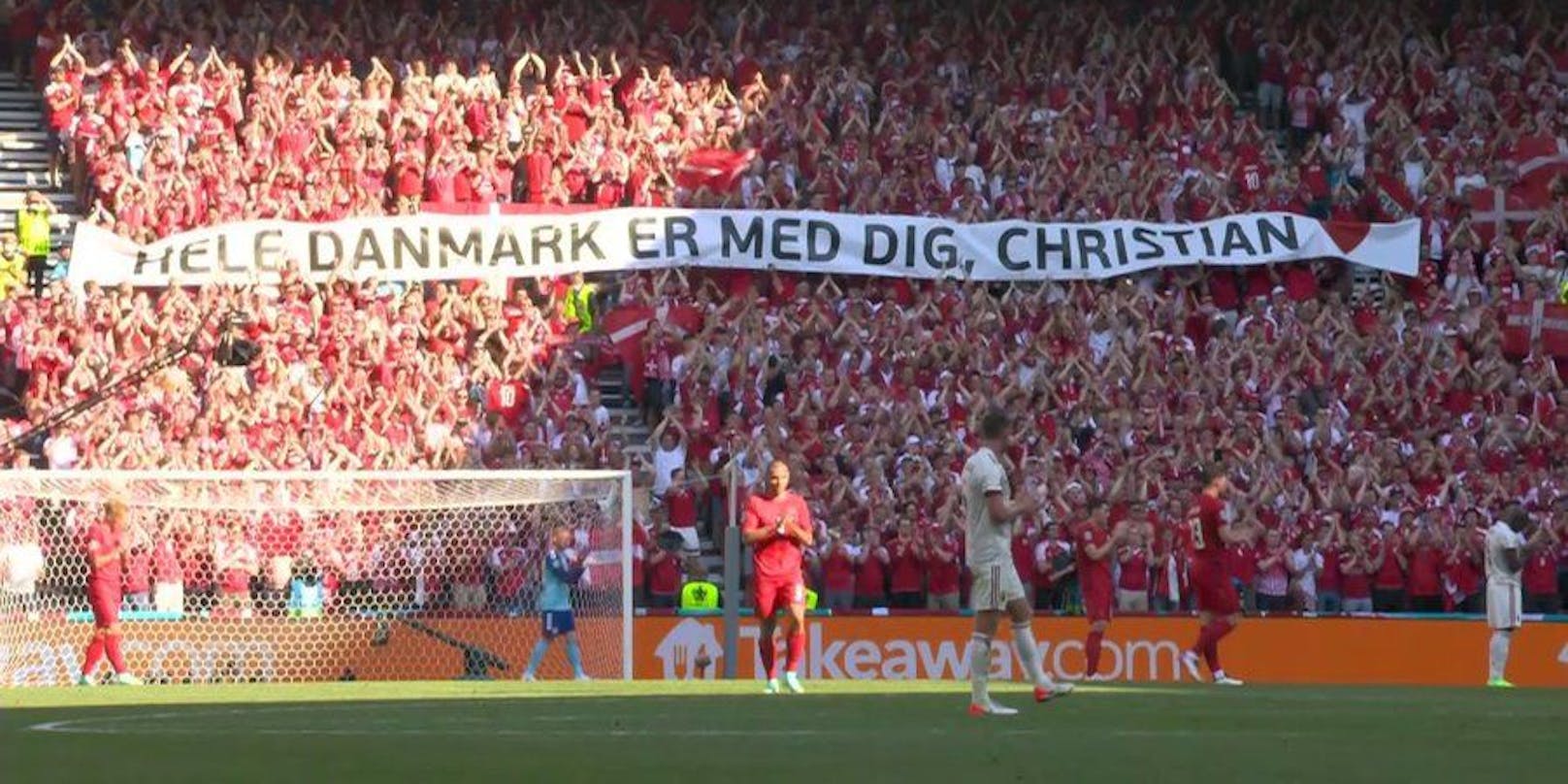 Das gesamte Stadion applaudiert für Christian Eriksen. 