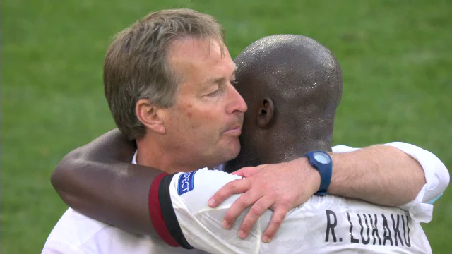 Romelo Lukaku tröstet Dänemark-Teamchef Kasper Hjulmand. 