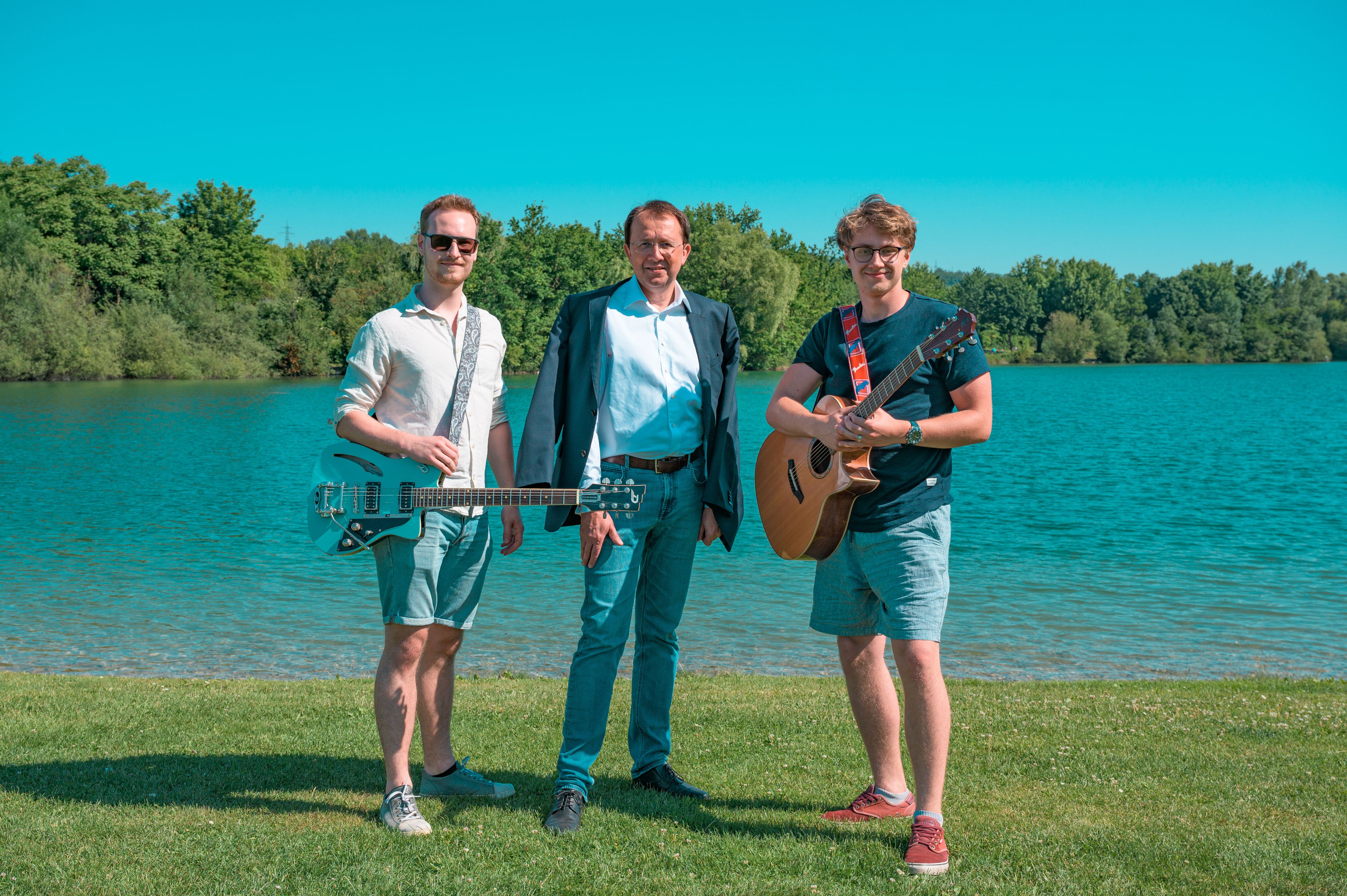 Local-Artists Felix Buchner und Roman James fiebern gemeinsam mit Bürgermeister Matthias Stadler den Festivals am See entgegen.