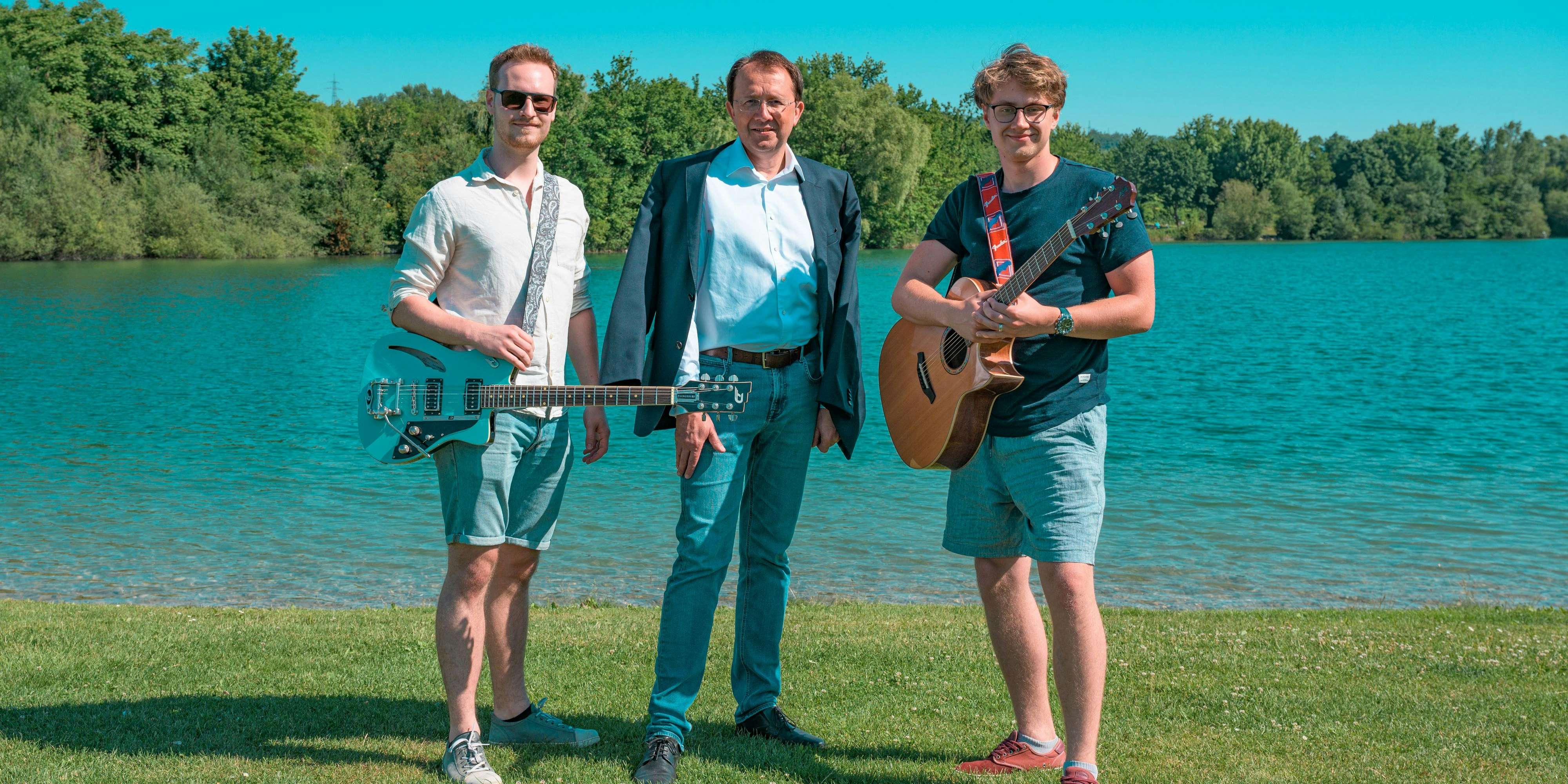 Local-Artists Felix Buchner und Roman James fiebern gemeinsam mit Bürgermeister Matthias Stadler den Festivals am See entgegen.