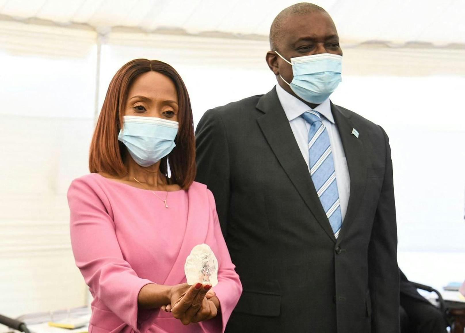 Botswanas Präsident Mokgweetsi Masisi und seine Frau Neo Masisi präsentierten den Stein am Mittwoch.