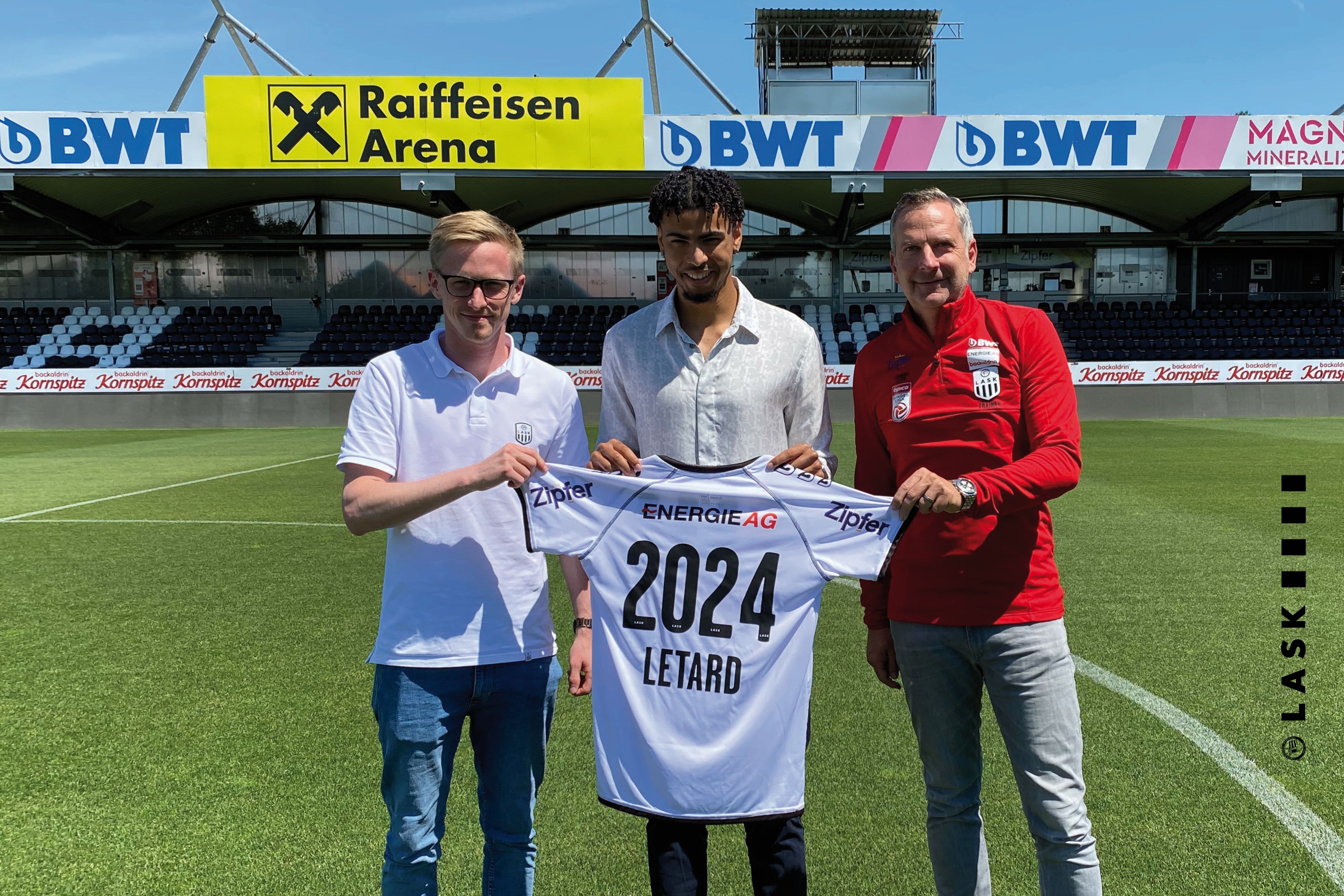 Sportkoordinator Fabian Zöpfl, Neuzugang Yannis Letard sowie Sportdirektor und Trainer Dominik Thalhammer.