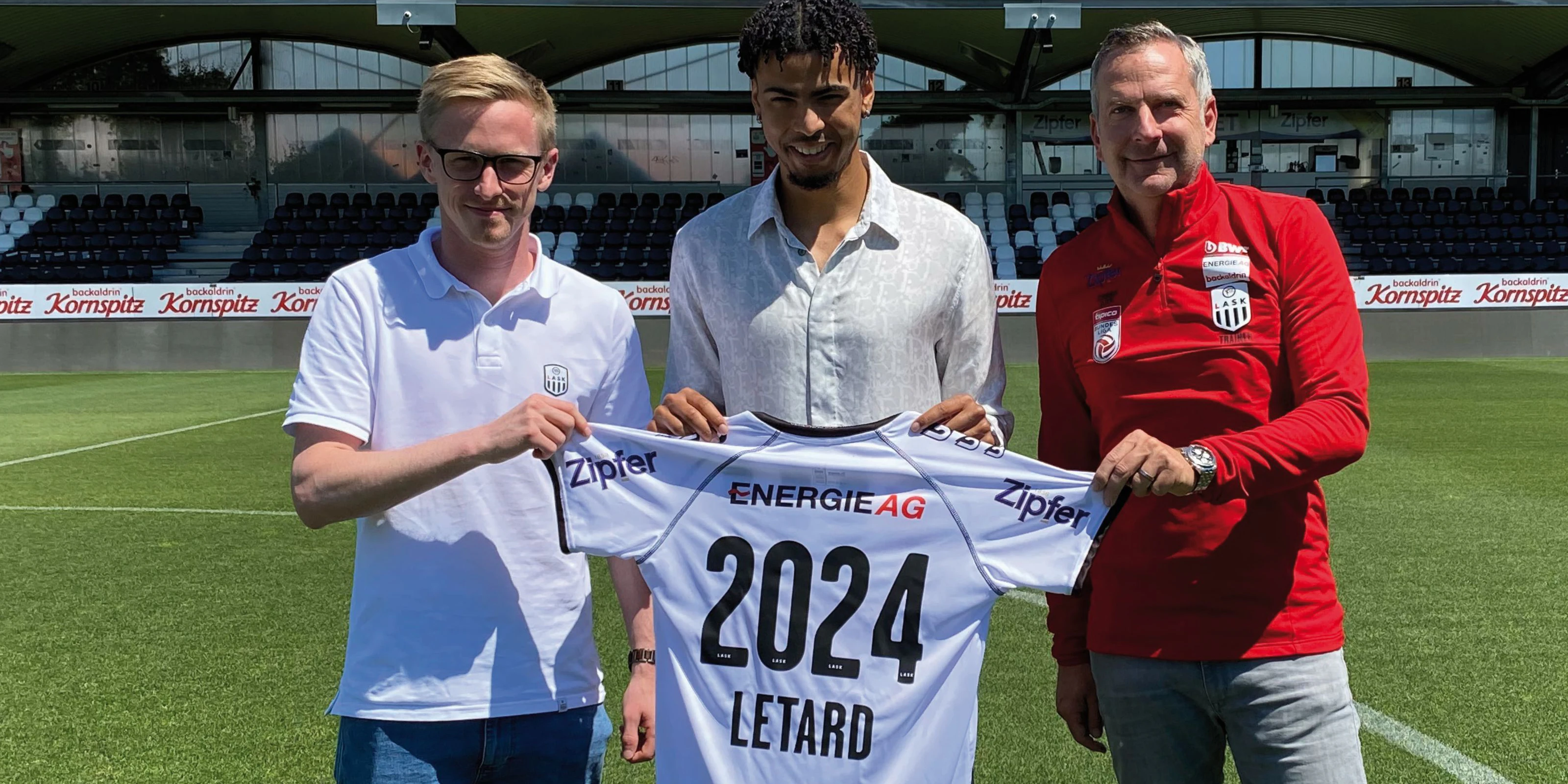 Sportkoordinator Fabian Zöpfl, Neuzugang Yannis Letard sowie Sportdirektor und Trainer Dominik Thalhammer.