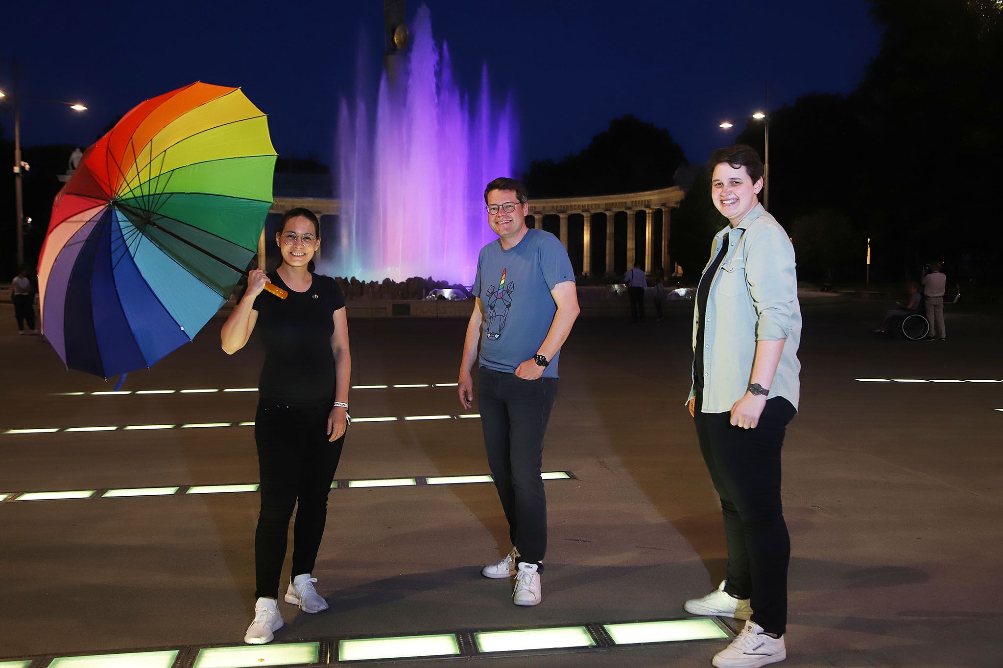 Katharina Kacerovsky-Strobl, die Organisatorin von Vienna Pride, Klimastadtrat Jürgen Czernohorszky und Ann-Sophie Otte, die Obfrau der Homosexuellen Initiative (HOSI) Wien.