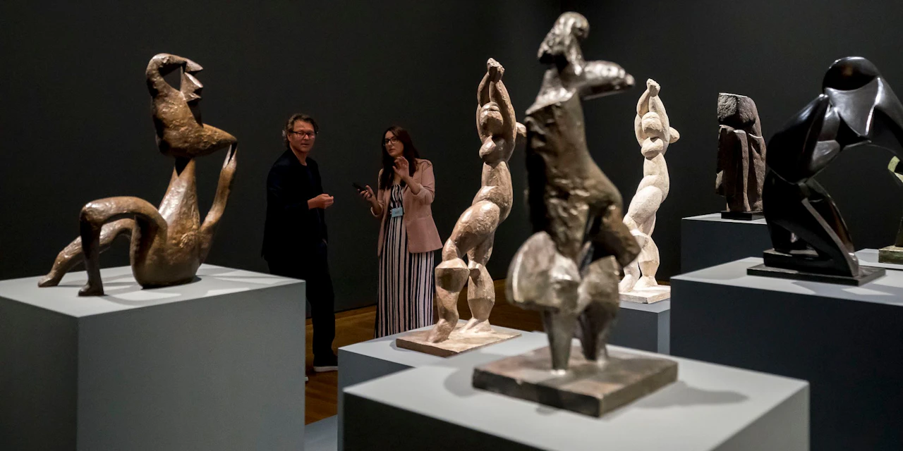 Laufsteg für Skulpturen im Leopold Museum - Vimarsana News