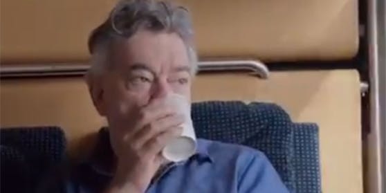 Vizelanzler Werner Kogler (Grüne) im Nightjet am Weg zum Österreich-Kick nach Amsterdam.
