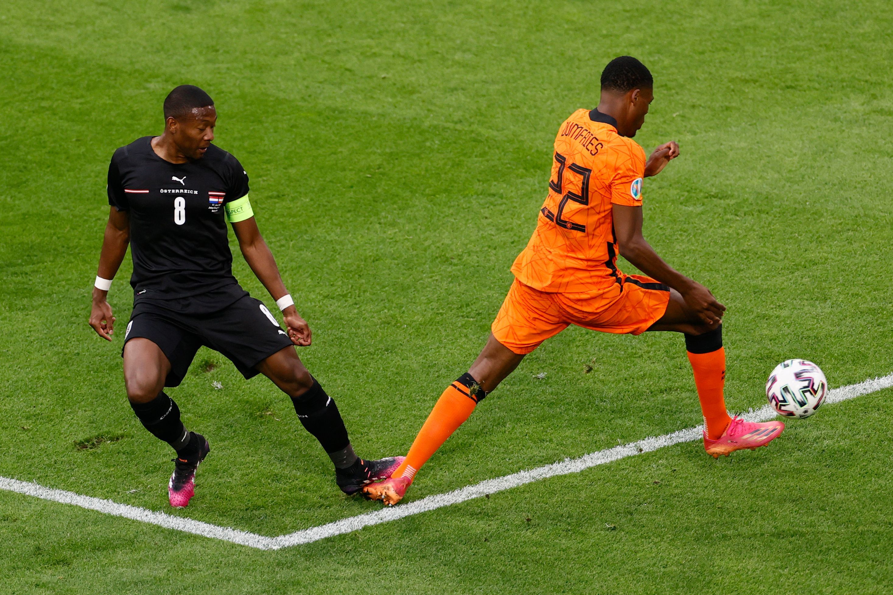 David Alaba foult Denzel Dumfries