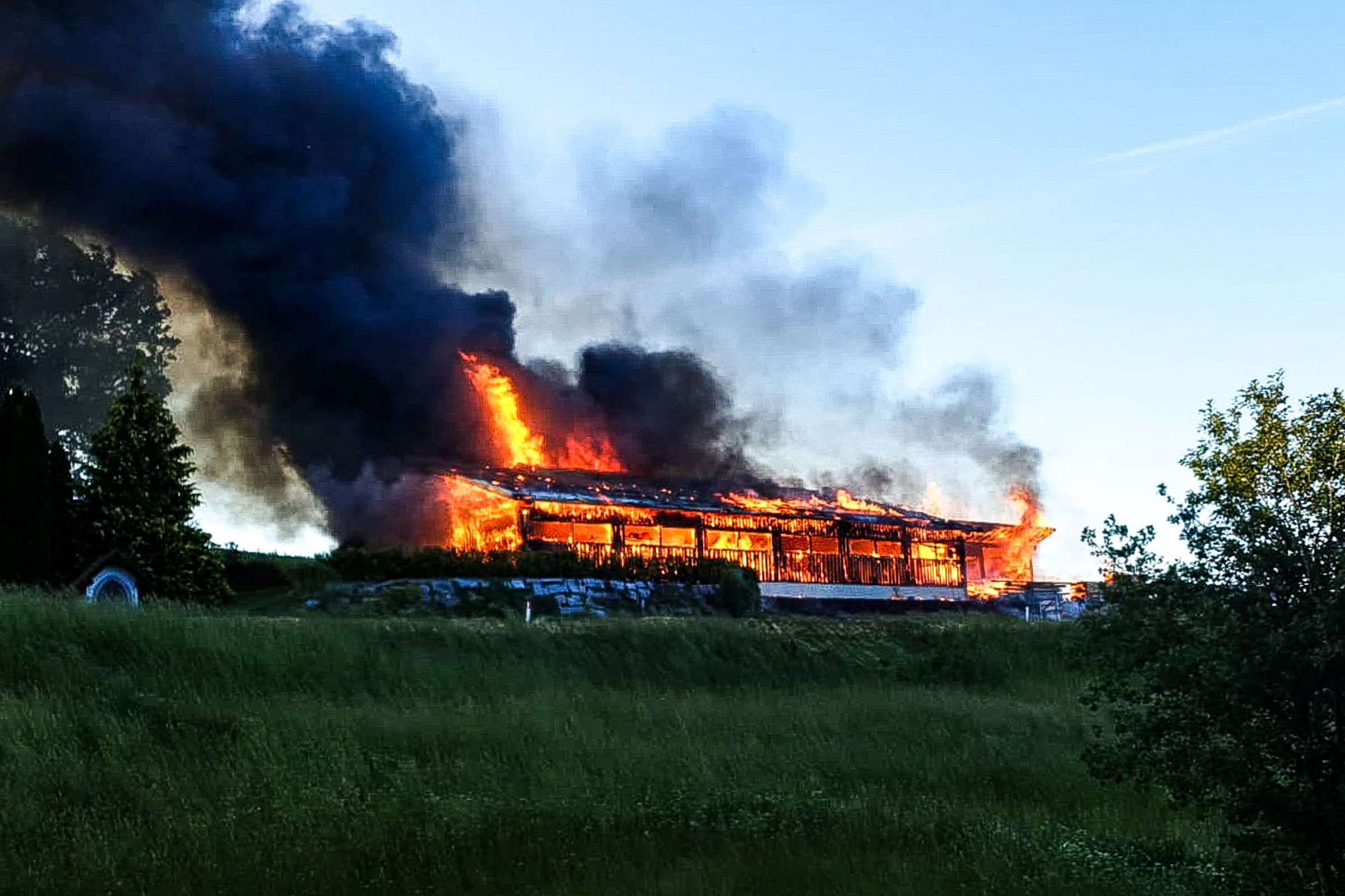 Eine Lagerhalle einer Holzfirma stand in Vollbrand.