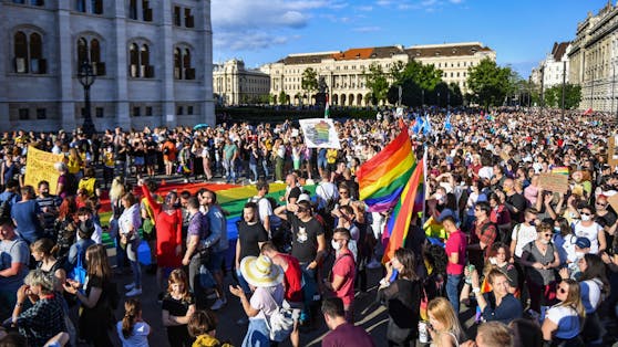 Das Gesetz sieht ein Verbot von Büchern, Filmen und anderen «Inhalten» vor, die Kindern und Jugendlichen zugänglich sind, und in denen Sexualität dargestellt wird, die von der heterosexuellen abweicht.