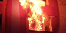 Flammen schlagen plötzlich in der Nacht aus Hochhaus