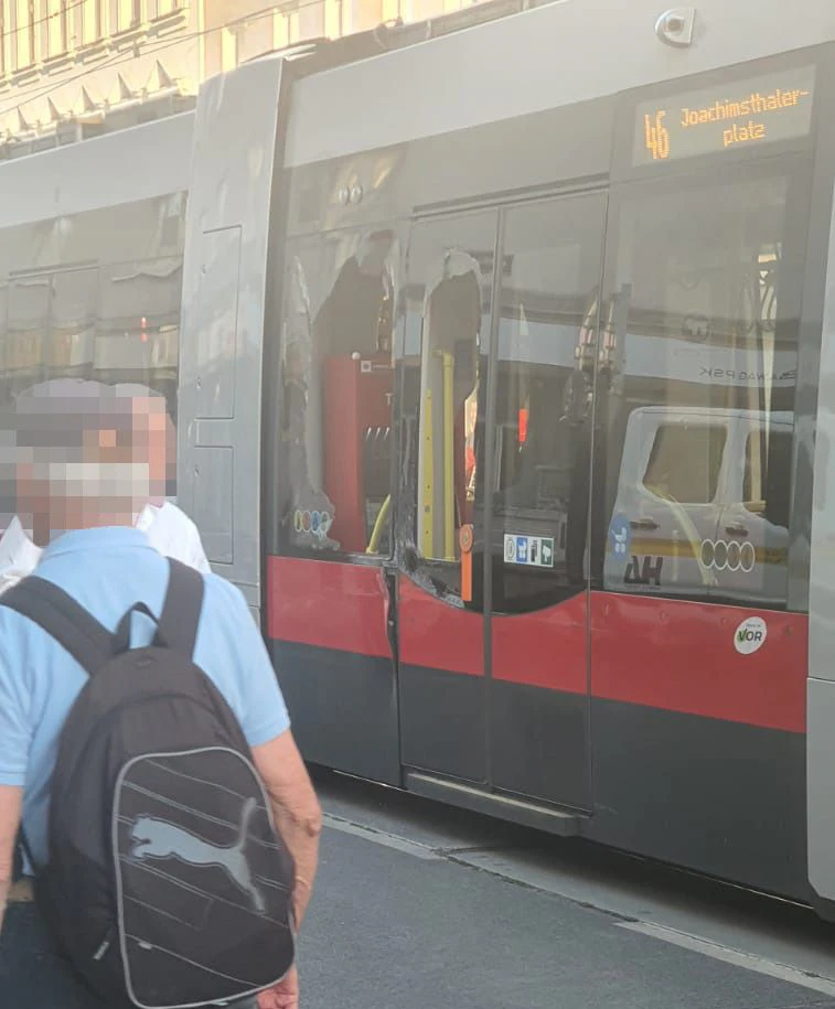 Die Straßenbahn 46 war in einen Verkehrsunfall verwickelt.