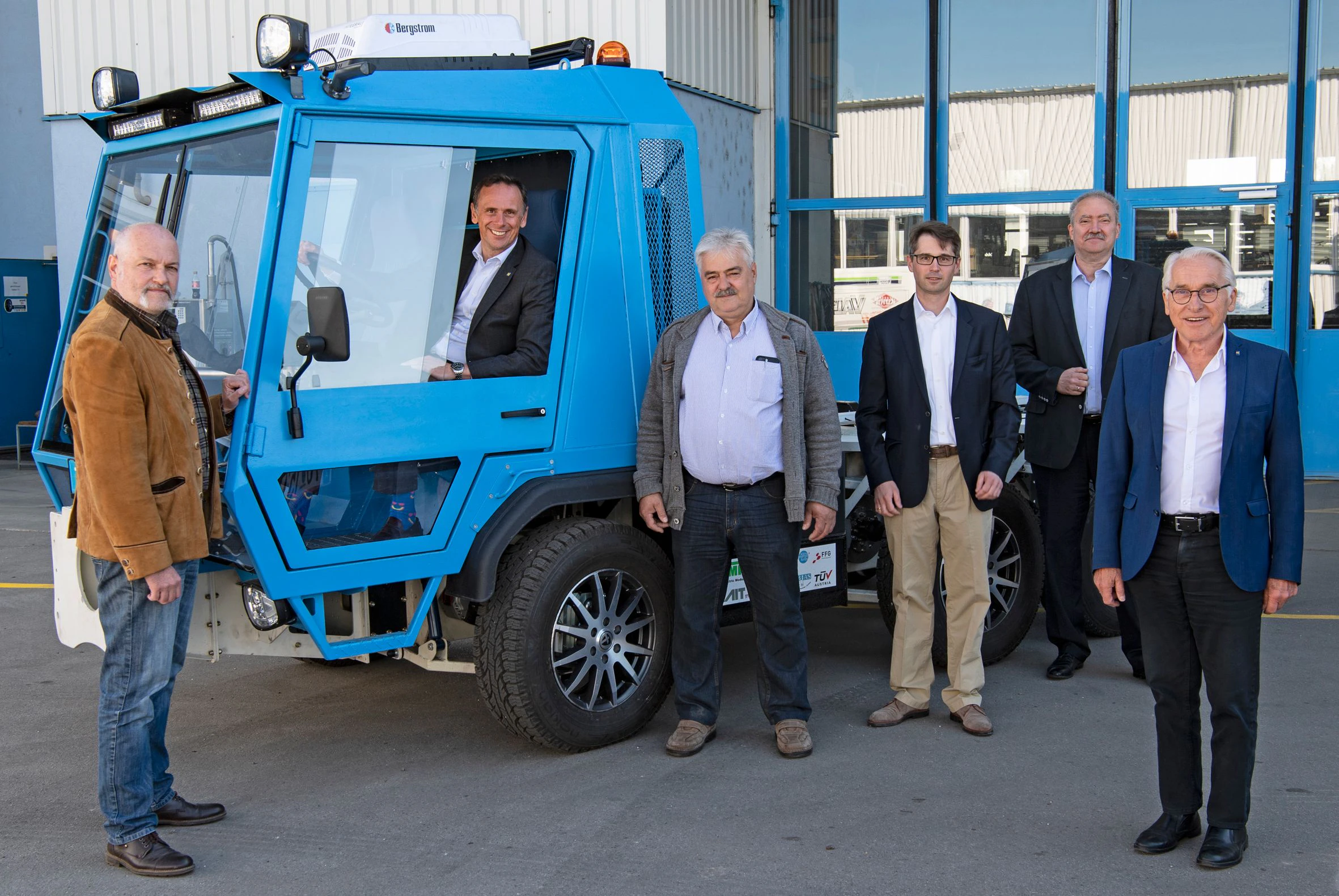 Die Projektpartner und das neue Fahrzeug.