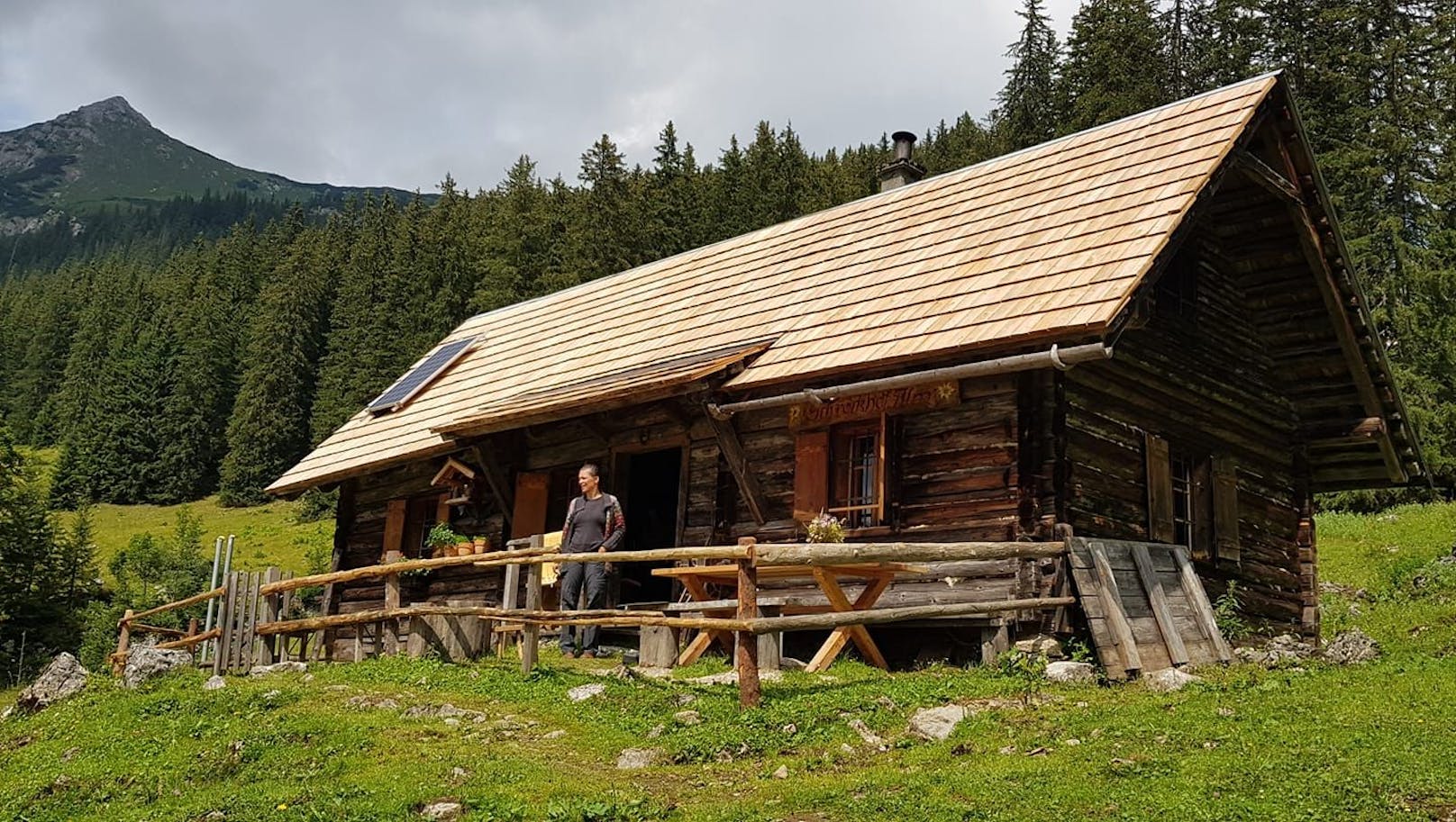 Die Hütte, die Angelika bewohnt, liegt auf 1.348 Metern Höhe.