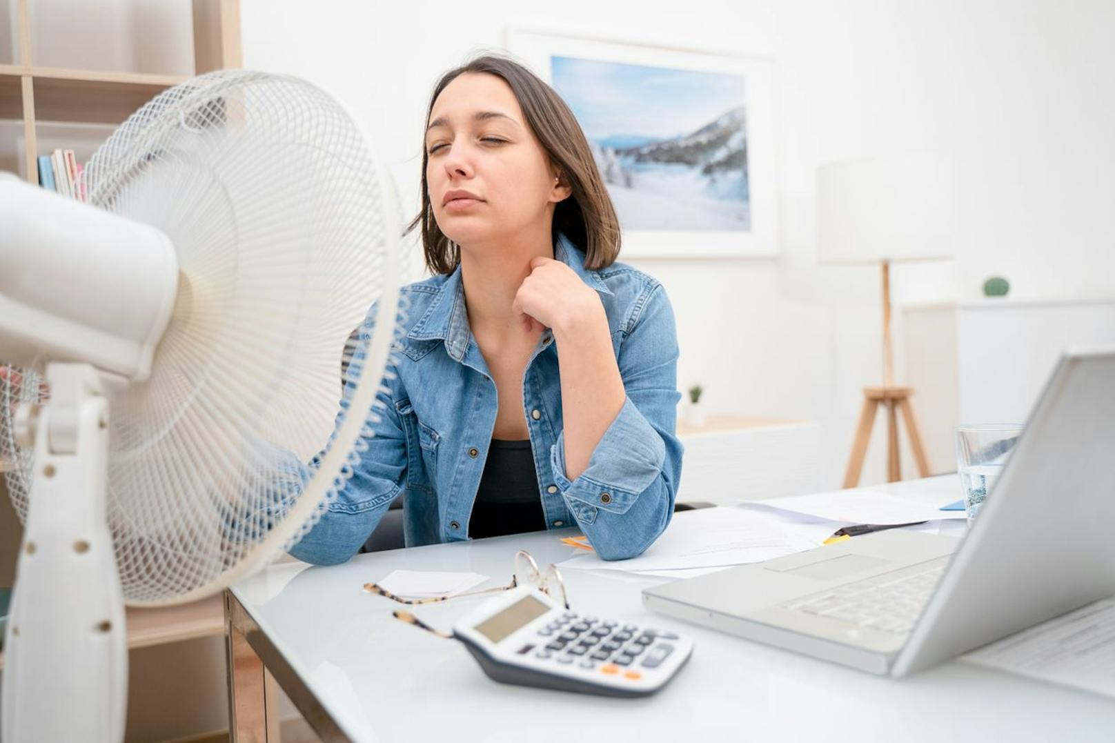 Ist keine Klimaanlage vorhanden, kann auch ein Ventilator im Büro für Abkühlung sorgen.
