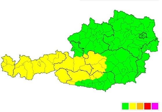 Im Westen des Landes gilt bereits eine erhöhte Warnstufe.