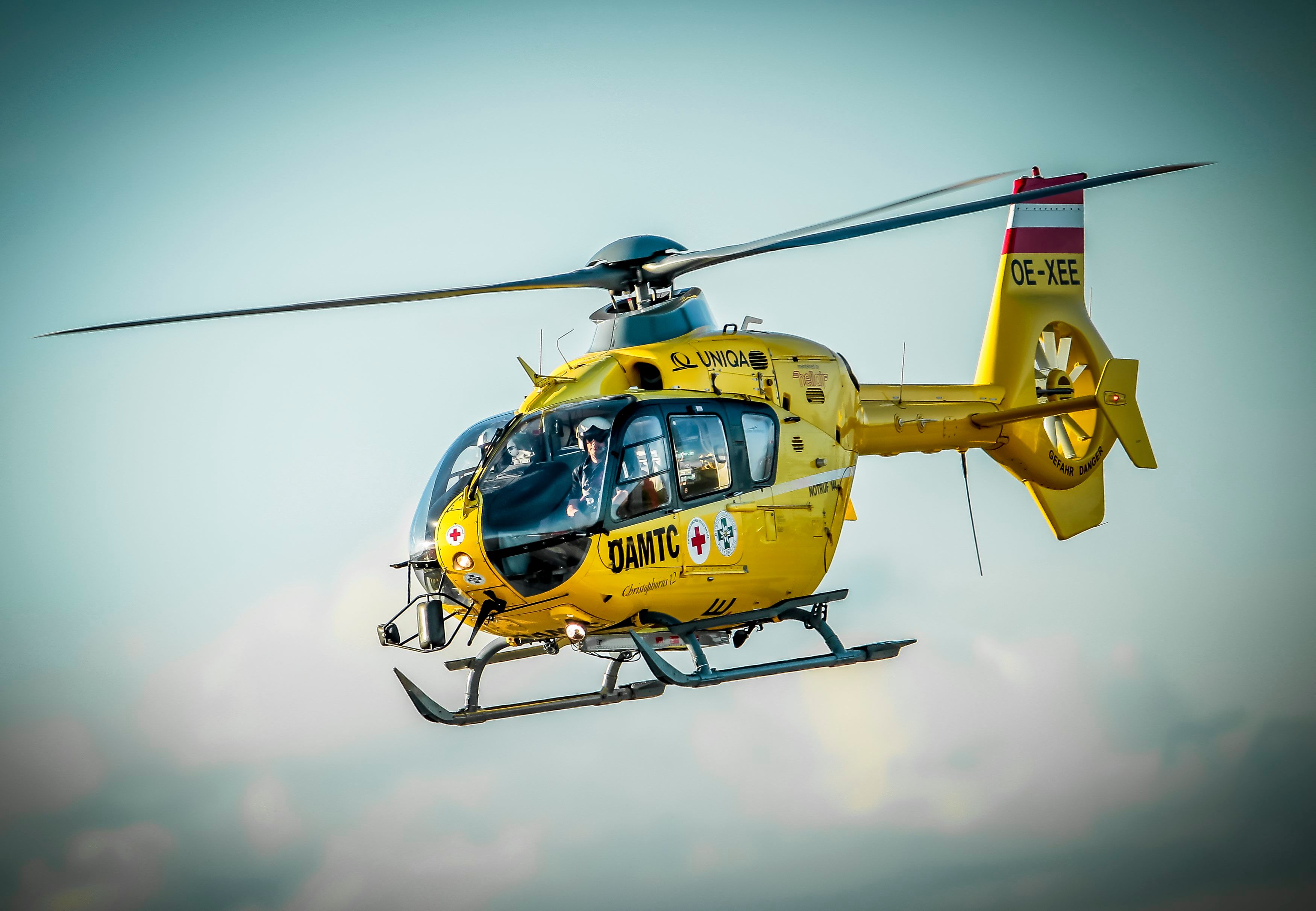 Rettungshubschrauber Christophorus 12 des ÖAMTC kommt von einem Notfall zum Flughafen zurueck