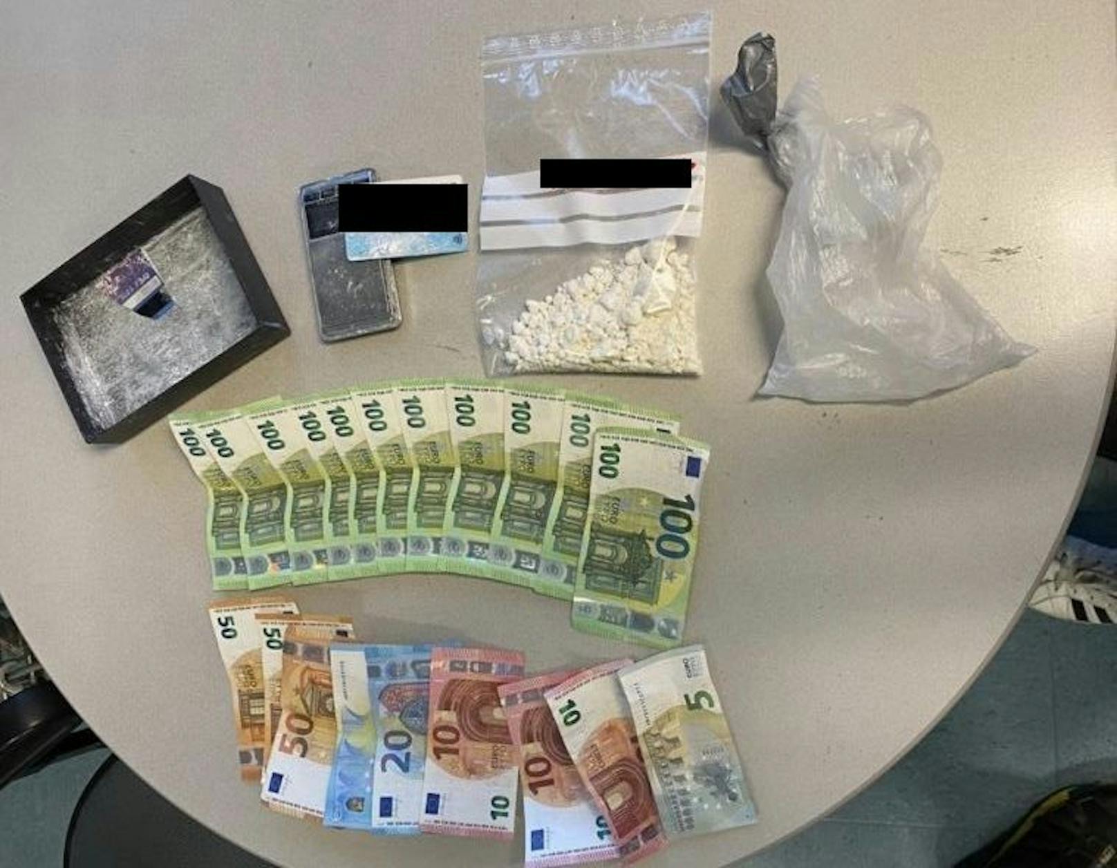 Die Beamten konnten Drogen und rund 1.300 Euro Bargeld sicherstellen. 