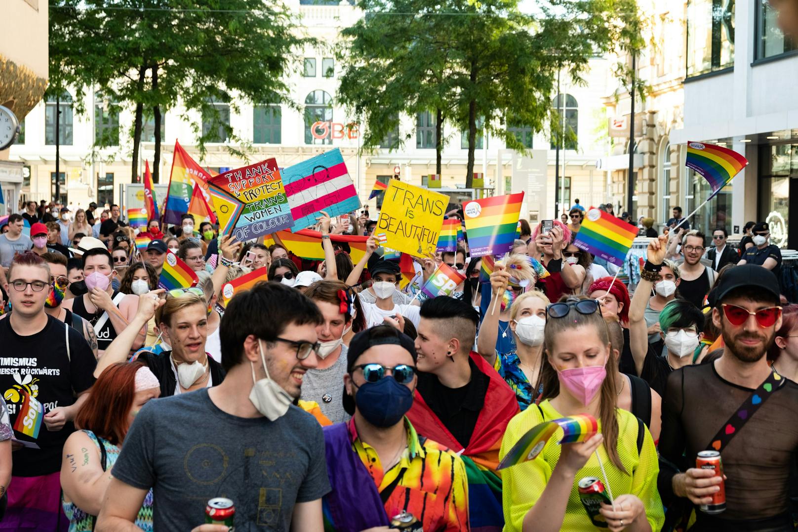 Die erste Pride Parade war gut besucht.