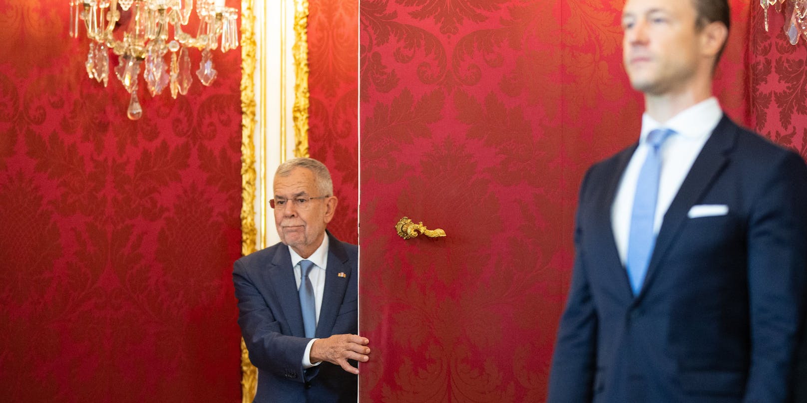 Bundespräsident Van der Bellen und Gernot Blümel bei der Angelobung der Übergangsregierung 2019