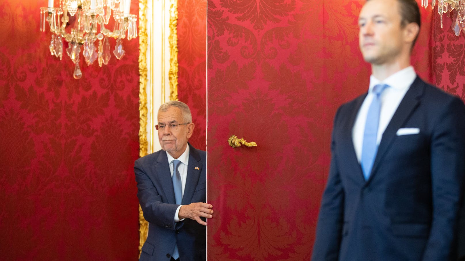 Bundespräsident Van der Bellen und Gernot Blümel bei der Angelobung der Übergangsregierung 2019.