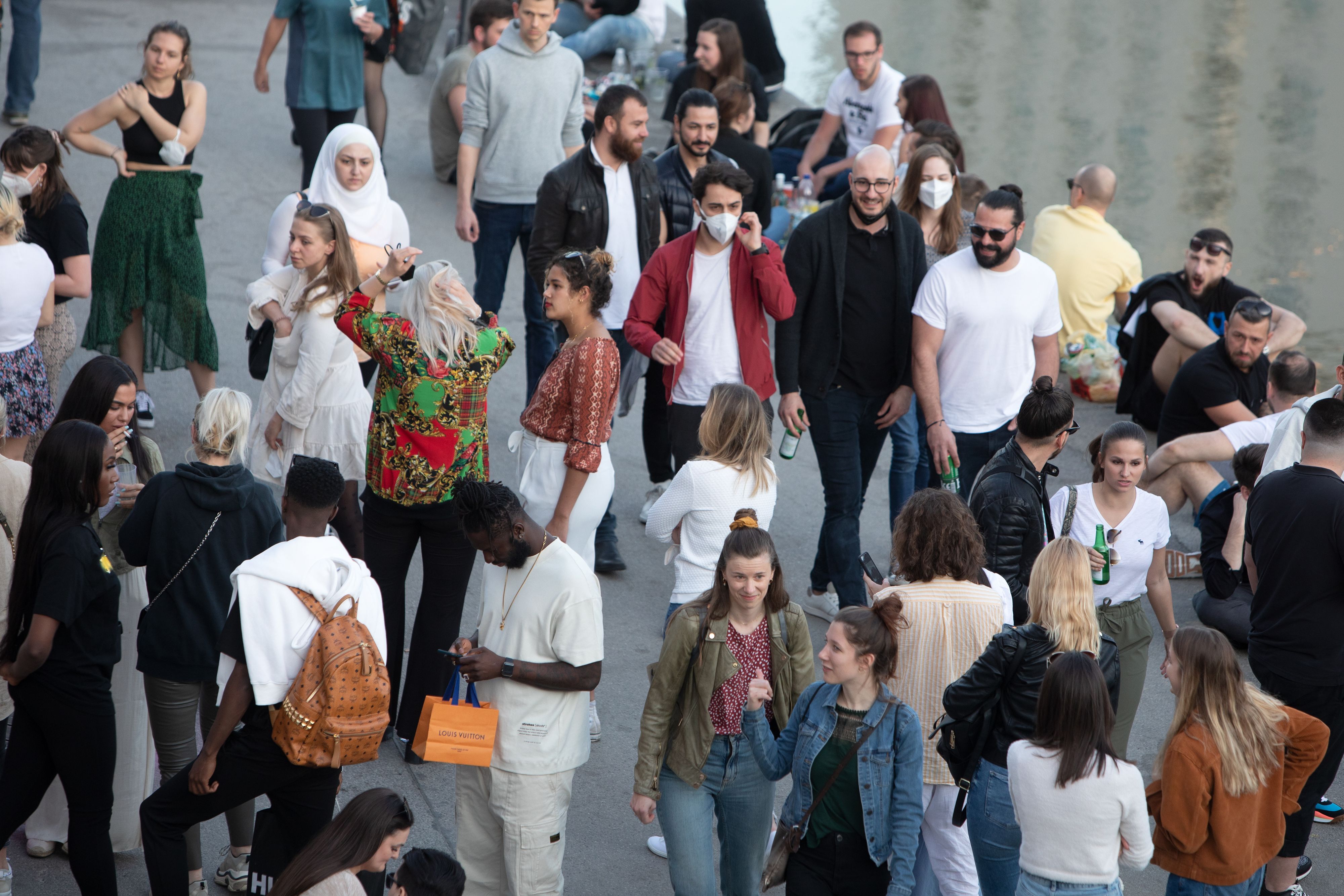 Am Wiener Donaukanal treffen nun vermehrt Menschen aufeinander. Die aktuellen Corona-Zahlen lassen dies auch zu. 