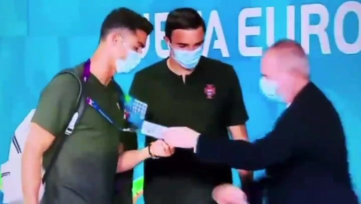 Ein Security nimmt Ronaldo genau unter die Lupe. 