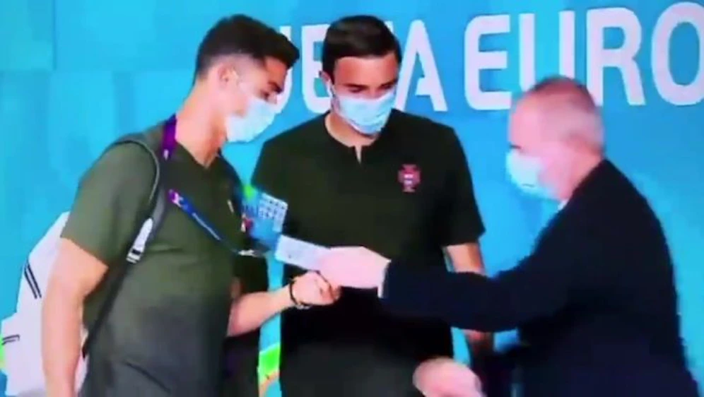 Ein Security nimmt Ronaldo genau unter die Lupe. 