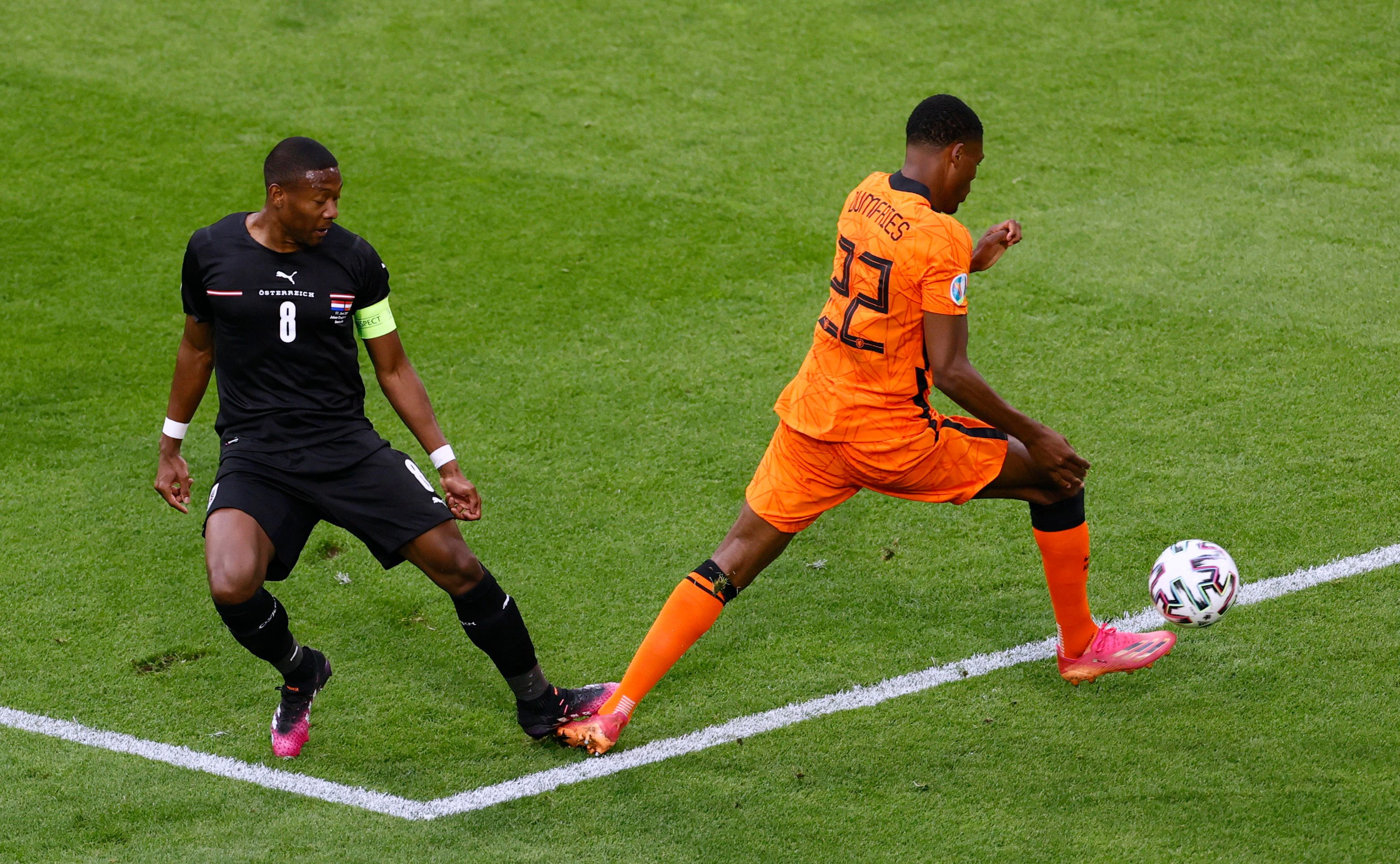 David Alaba gegen Denzel Dumfries – dieser Zweikampf hatte einen Elfmeter zur Folge.