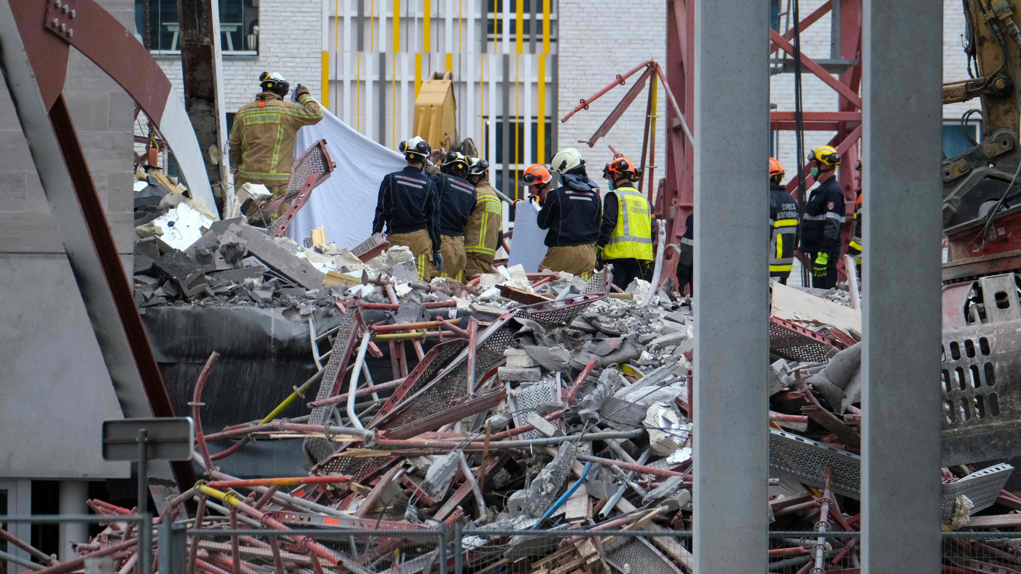 Am Freitag ist in Antwerpen der Neubau einer Schule eingestürzt. Mehrere Arbeiter wurden unter den Trümmern begraben, drei von ihnen starben.