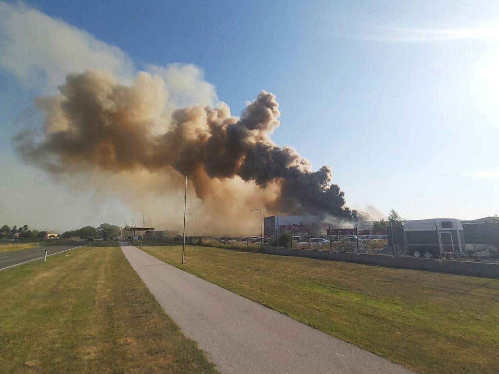 Neun Feuerwehren im Kampf gegen Großbrand in einer Lackfirma in Matzendorf, NÖ (19. Juni 2021).