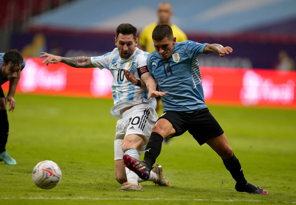 Lionel Messi im Zweikampf mit Lucas Torreira.