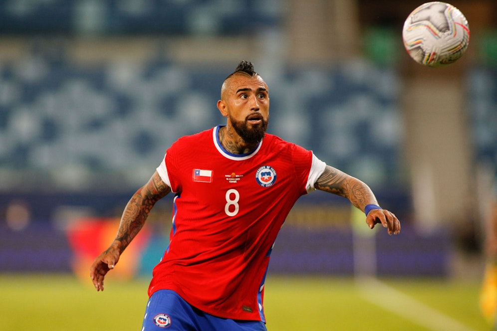 Chile-Star Arturo Vidal – eine Flagge verdeckt das Nike-Logo auf der Brust.