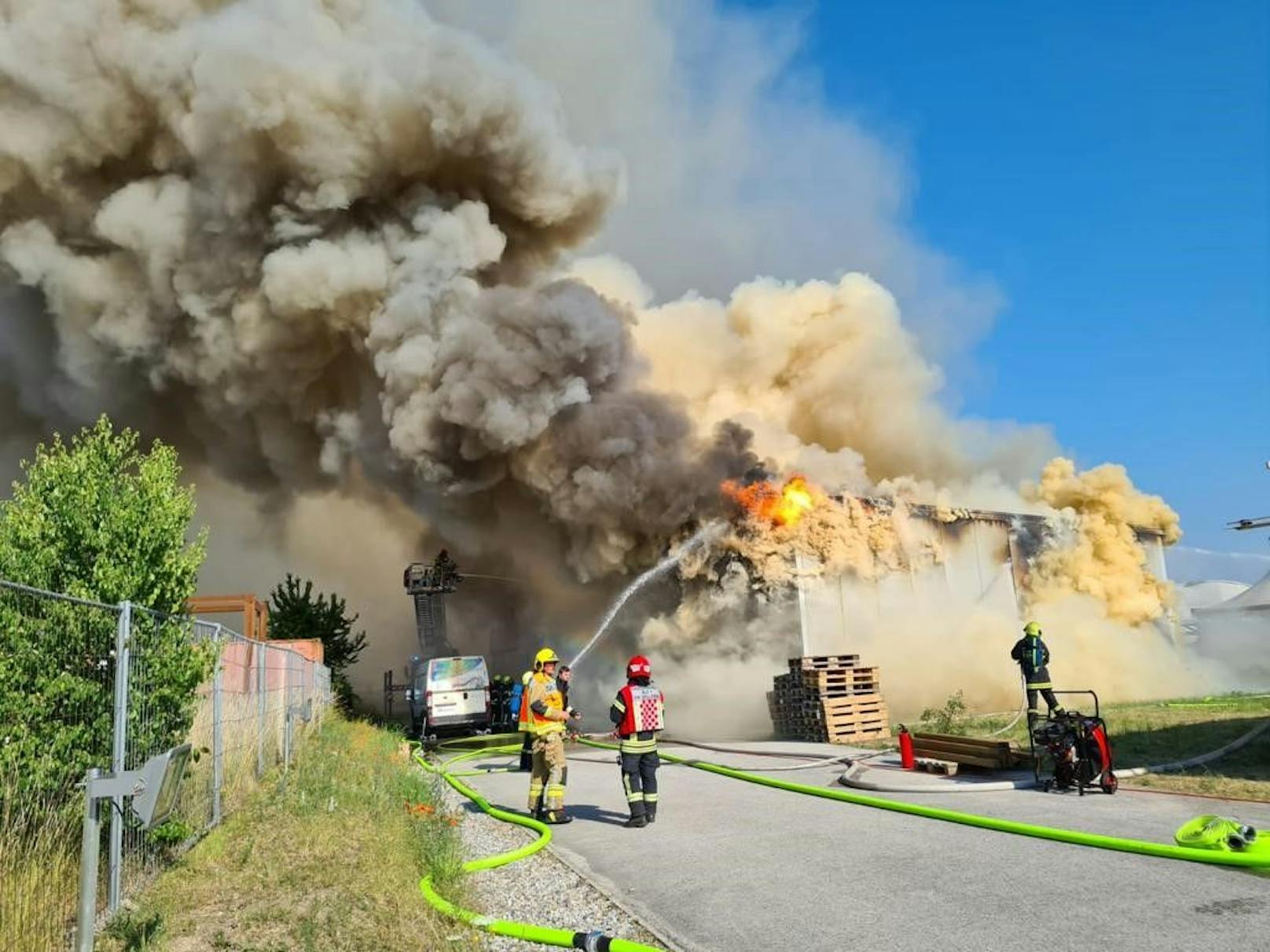 Alarm für Feuerwehren – Großbrand in Lackiererei in NÖ