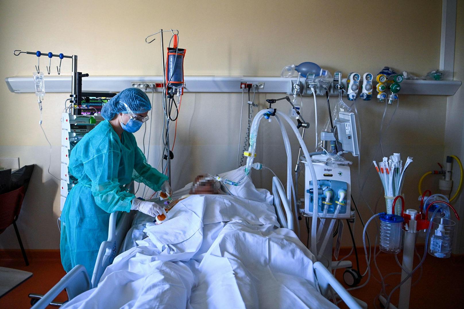 Eine Krankenpflegerin betreut einen Corona-Patienten auf einer Intensivstation. Symbolbild