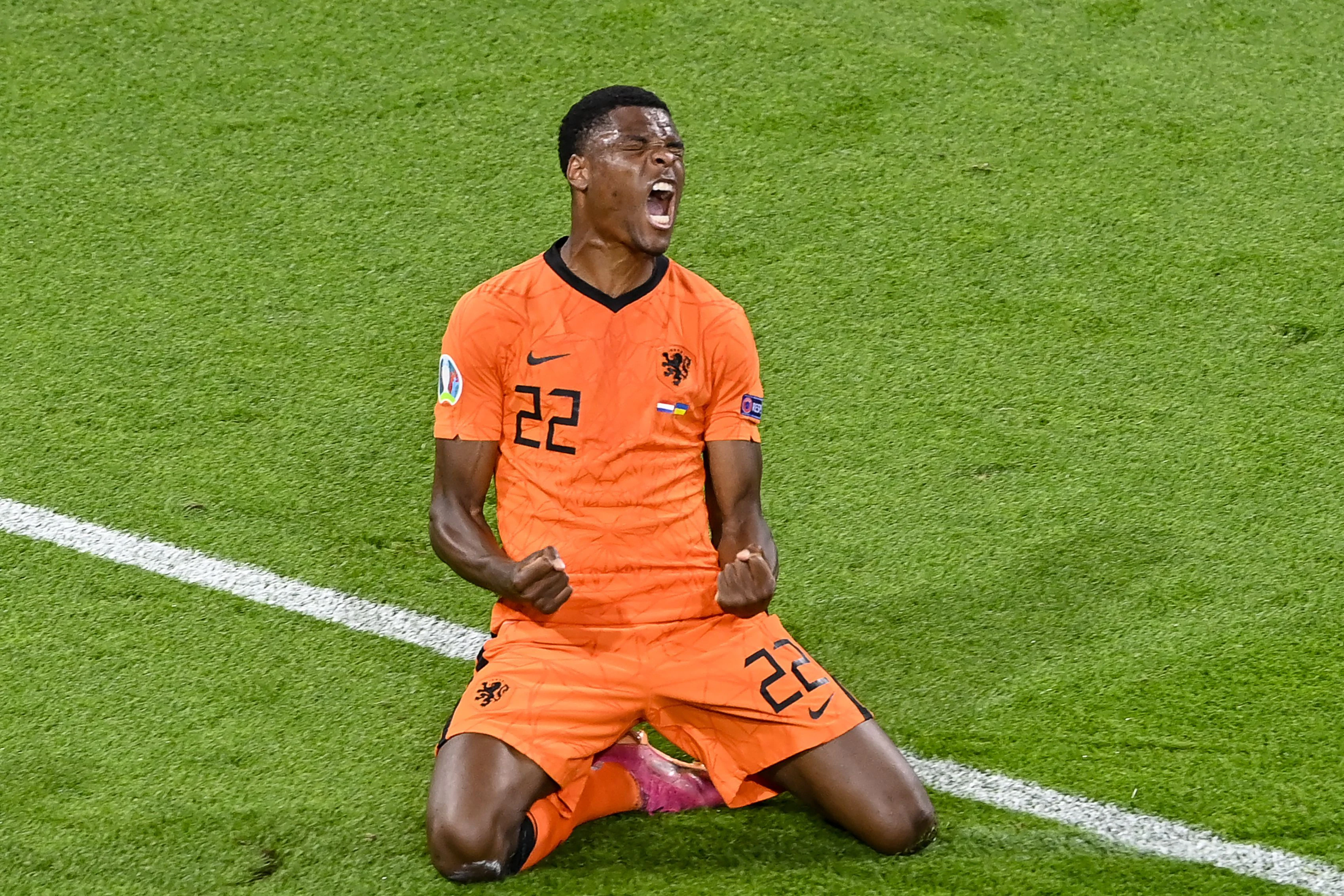Denzel Dumfries beim Torjubel gegen die Ukraine.