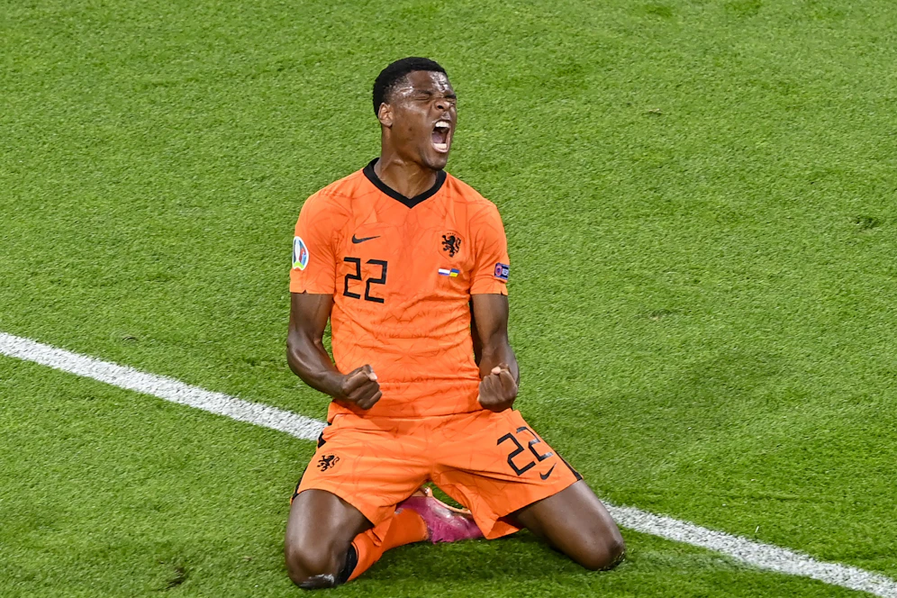 Denzel Dumfries beim Torjubel gegen die Ukraine.