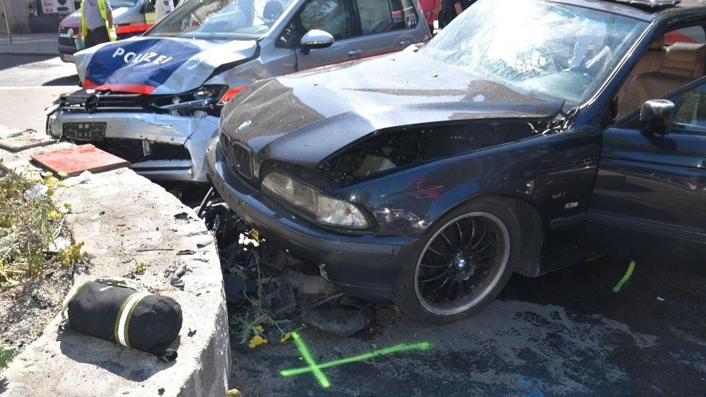 Im Kreuzungsbereich kollidierte der PKW mit einem Polizeiauto.
