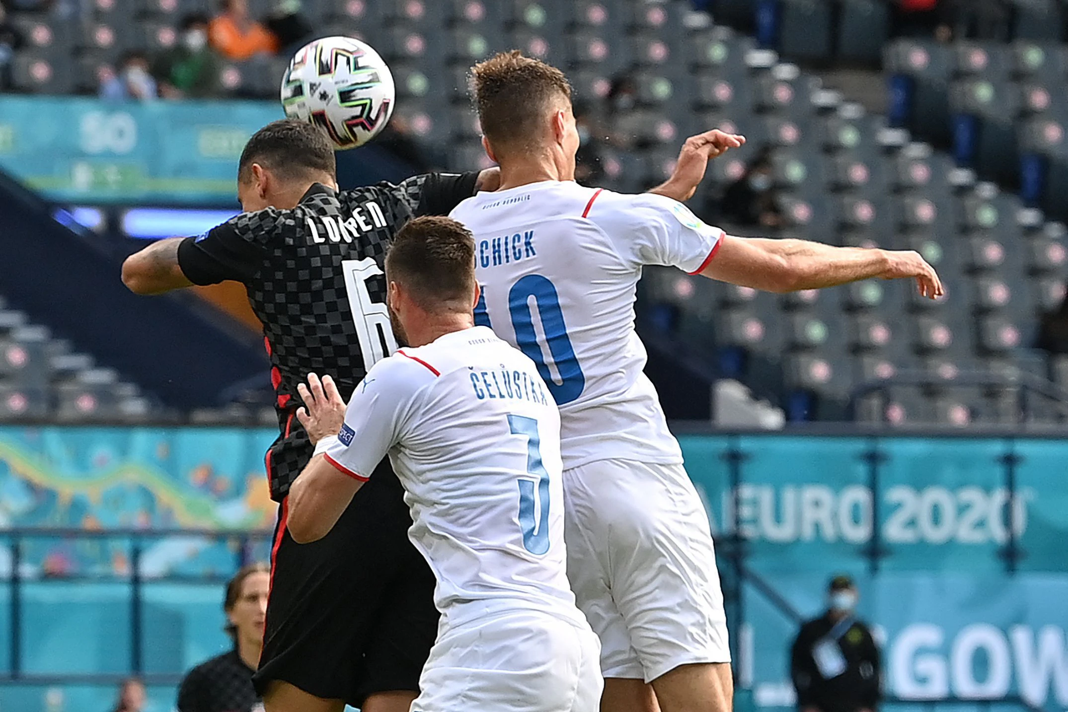 Dejan Lovren trifft Patrik Schick mit dem Ellbogen im Gesicht.
