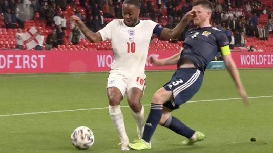 Andrew Robertson blieb für diesen unachtsamen Schritt gegen Raheem Sterling unbestraft.