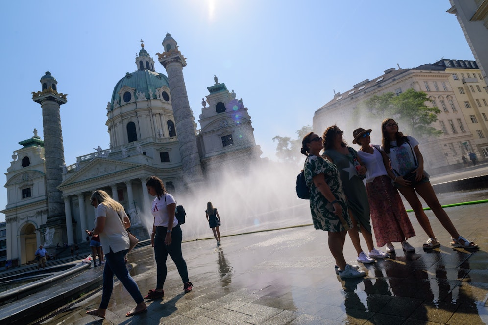 Nebelduschen – wie hier vor der Karlskirche in der Wiener Innenstadt – sollen die Hitze erträglich machen.