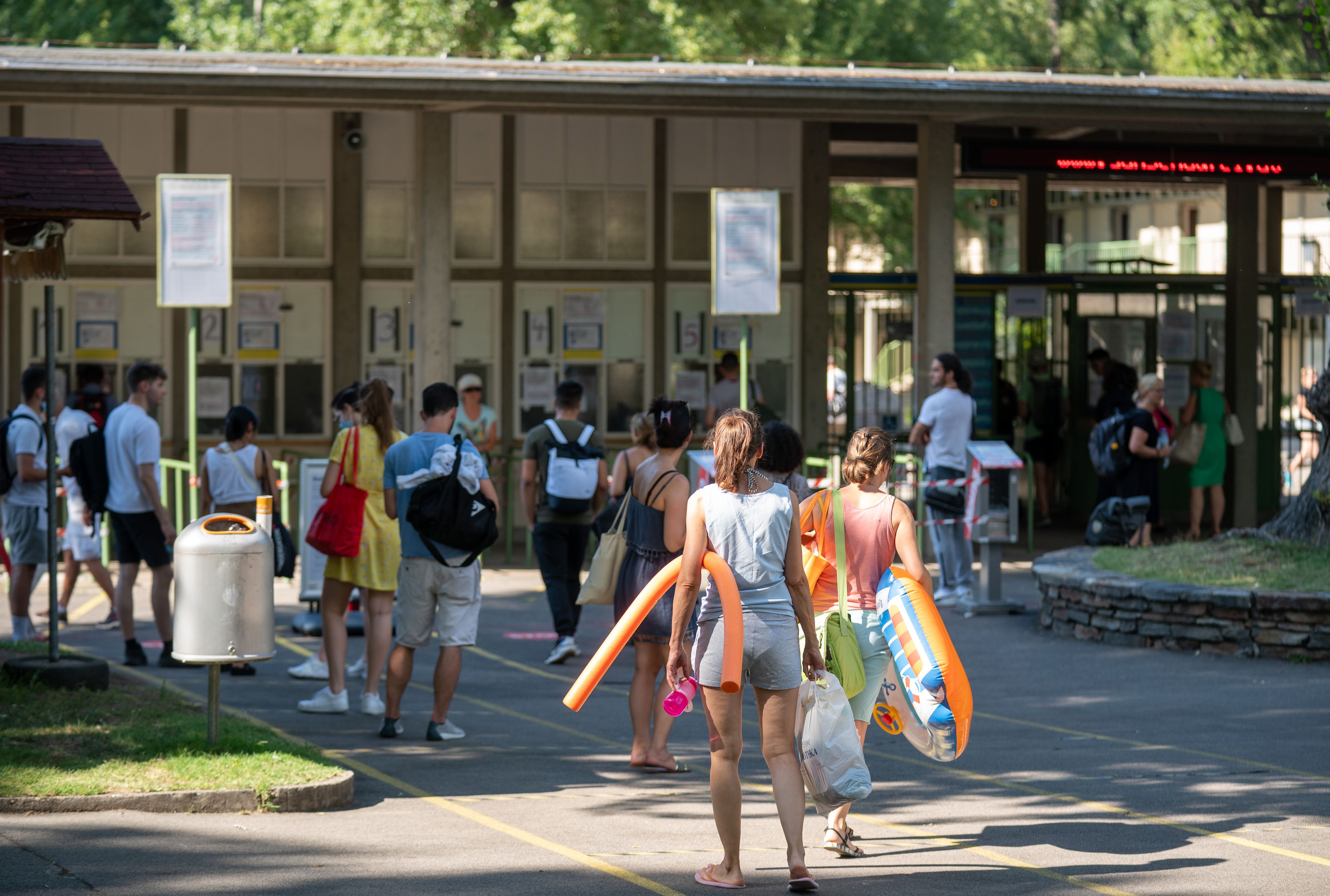 Schlange beim Eingang zum Gänsehäufel – die Plätze werden knapp.