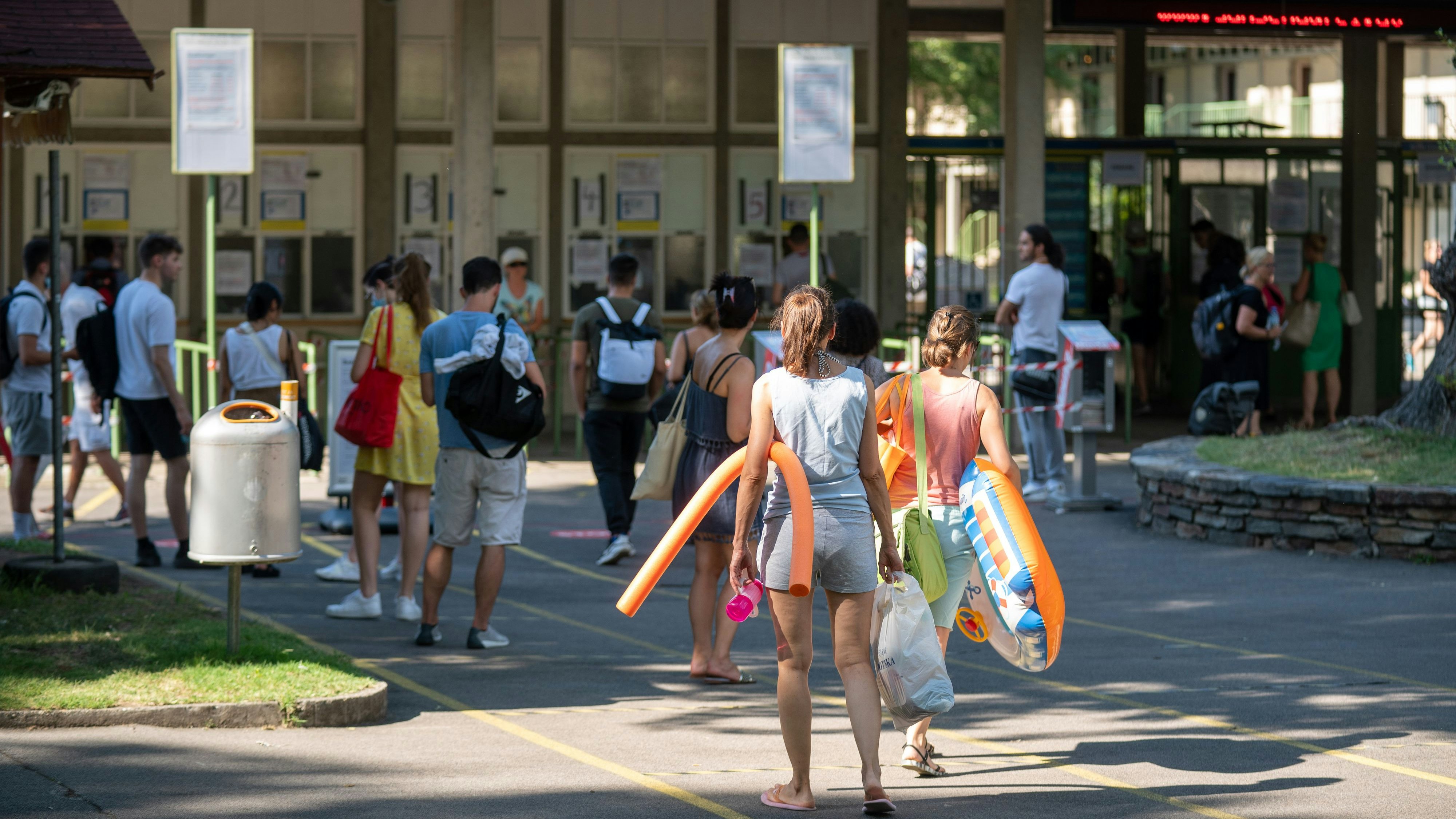 Schlange beim Eingang zum Gänsehäufel – die Plätze werden knapp.