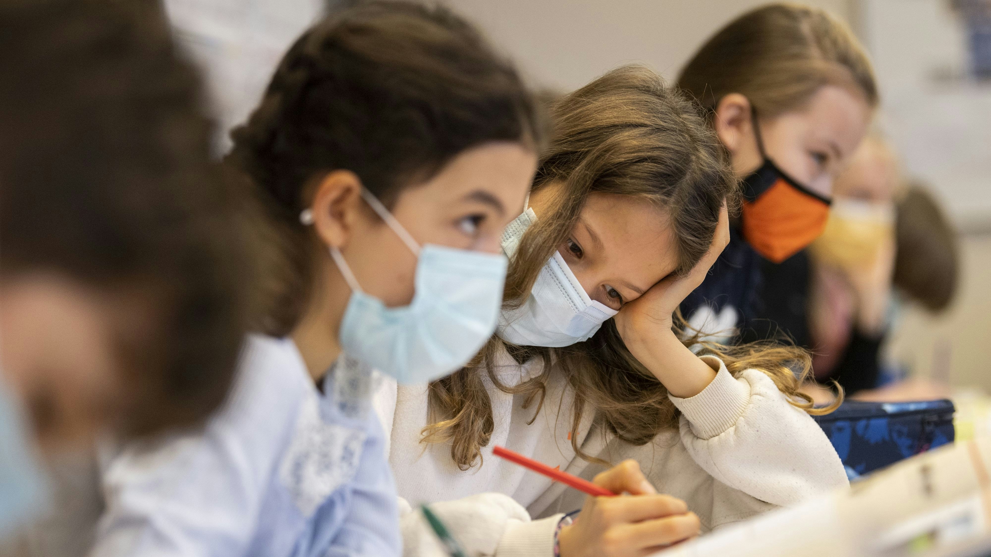 Erst im August soll die Entscheidung über eine Test- und Maskenpflicht an den Schulen fallen.