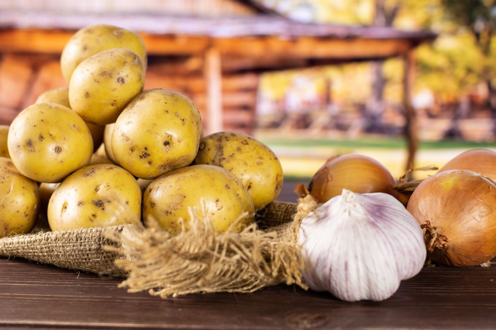 Kartoffeln, Zwiebel und Knoblauch sollten an dunklen Orten gelagert werden.