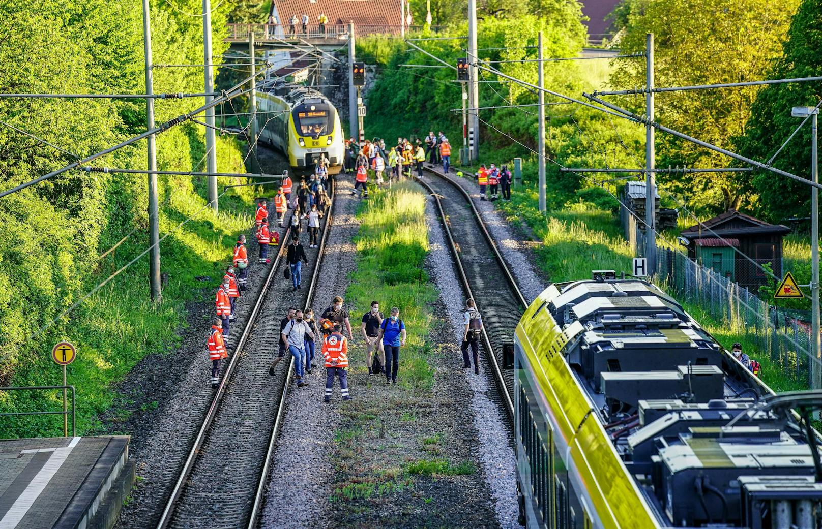 Oppenweiler: Retter sichern die Gleise, während der Zug nach der tödlichen Kollision evakuiert wird (01. Juni 2021)