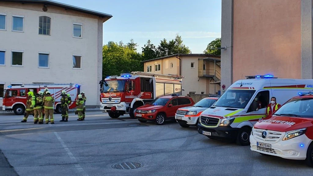 Die Betriebsfeuerwehr und die Feuerwehr Hallein setzten zum Niederschlagen des Giftgases am Werksgelände Wasser ein.