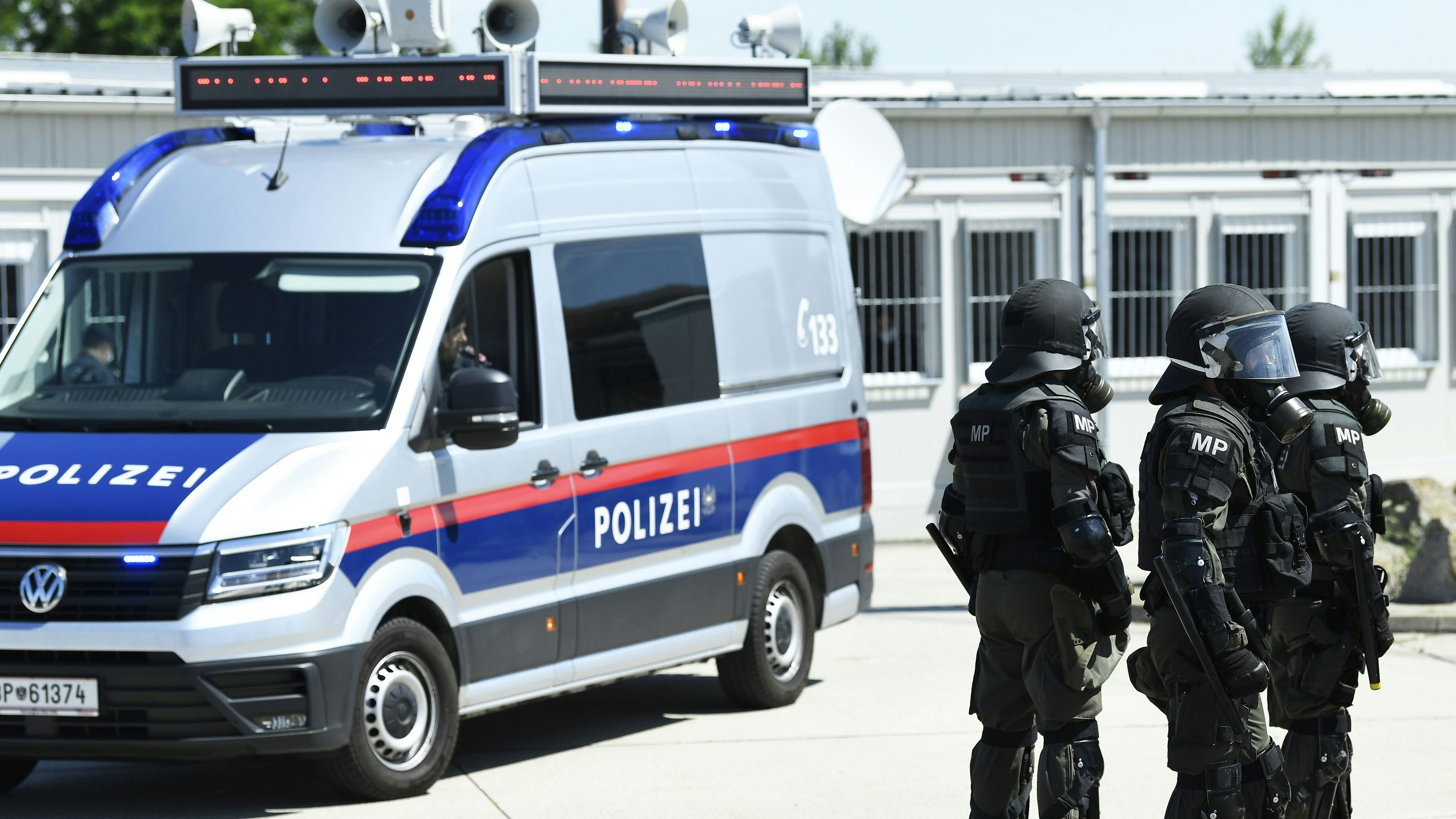 Polizei und Bundesheer-Soldaten bei einer Übung am Grenzübergang Nickelsdorf (Archivfoto)
