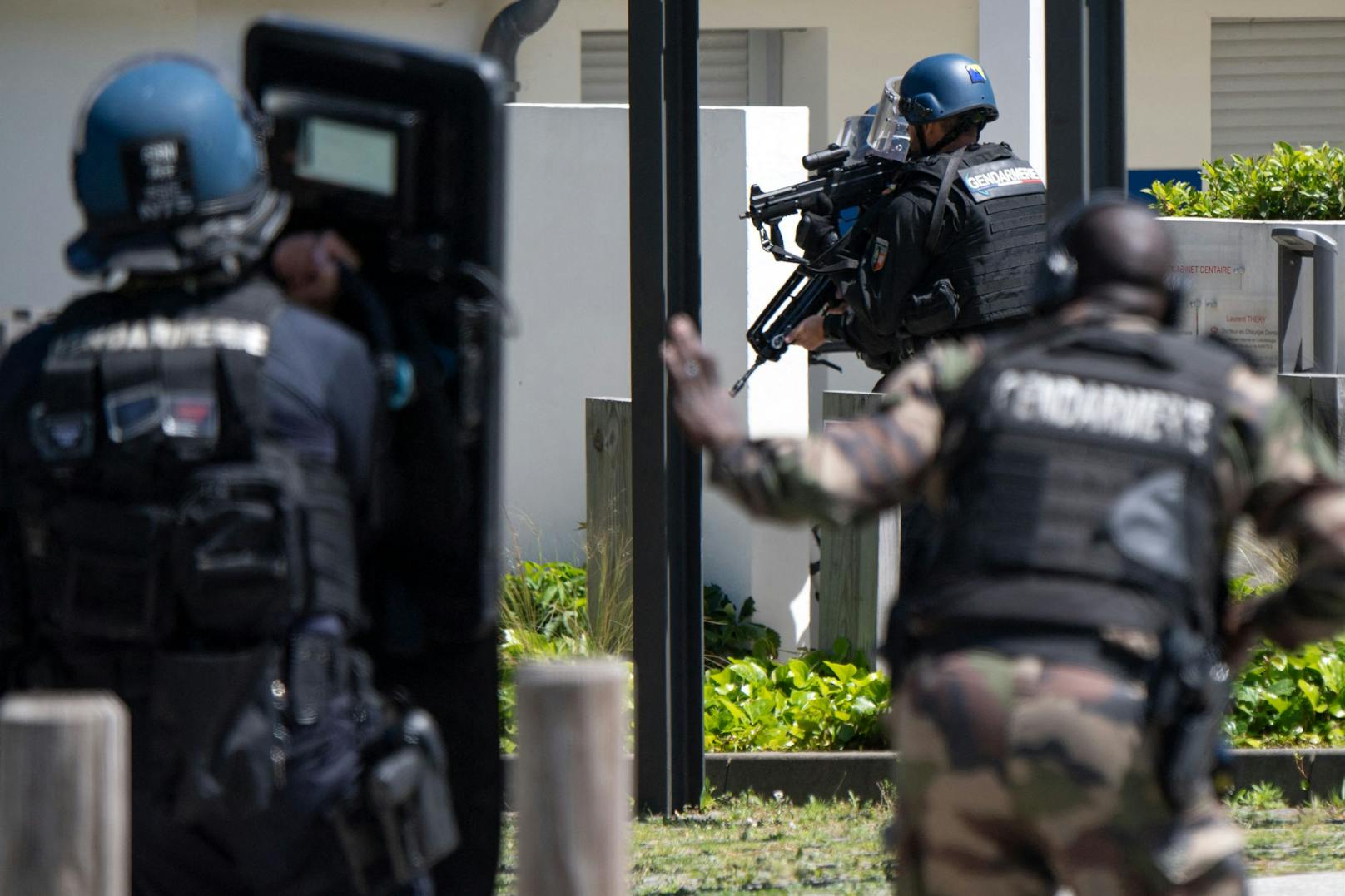 Französische Beamte der Nationalen Gendarmerie-Interventionstruppe GIGN bei einem Einsatz. Archivbild