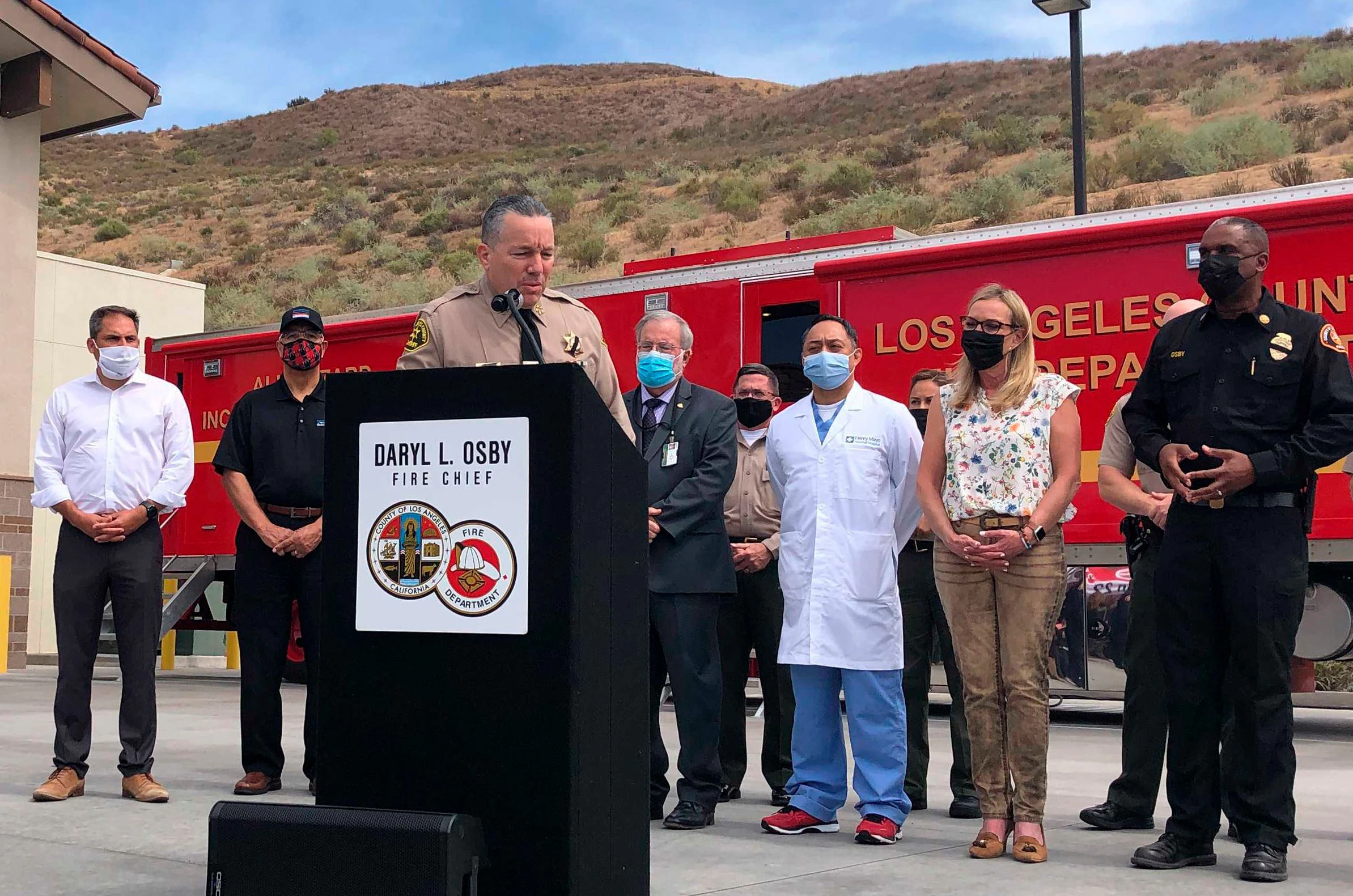 Los Angeles County Sheriff Alex Villanueva im Rahmen einer Pressekonferenz zu dem tragischen Vorfall.